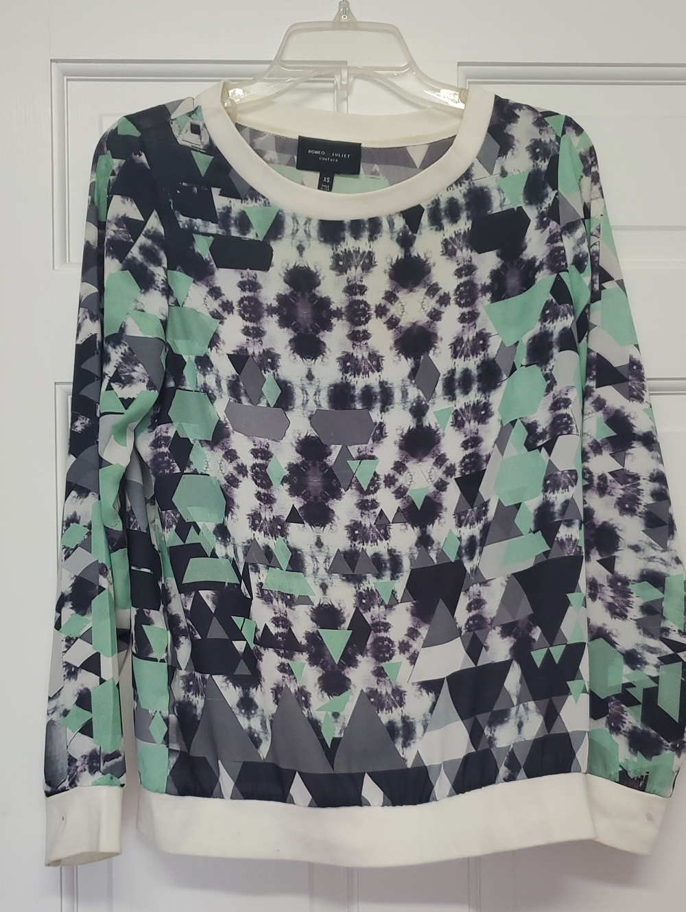 ROMEO & JULIET COUTURE Printed Geometric Crewneck Top in Mint and Black